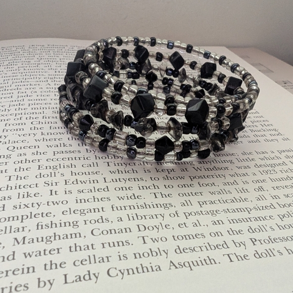 Black and Clear Beaded Bracelet - Picture 7 of 8